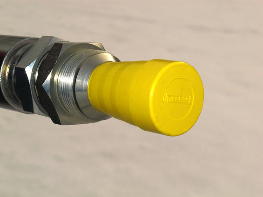 Industriell tätning av grov slang med Yelloc XL – effektivt skydd vid underhåll.