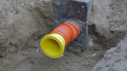 Yelloc industriplugg (60–130 mm) monterad i ett avloppsrör för att stoppa vätskeflöde.