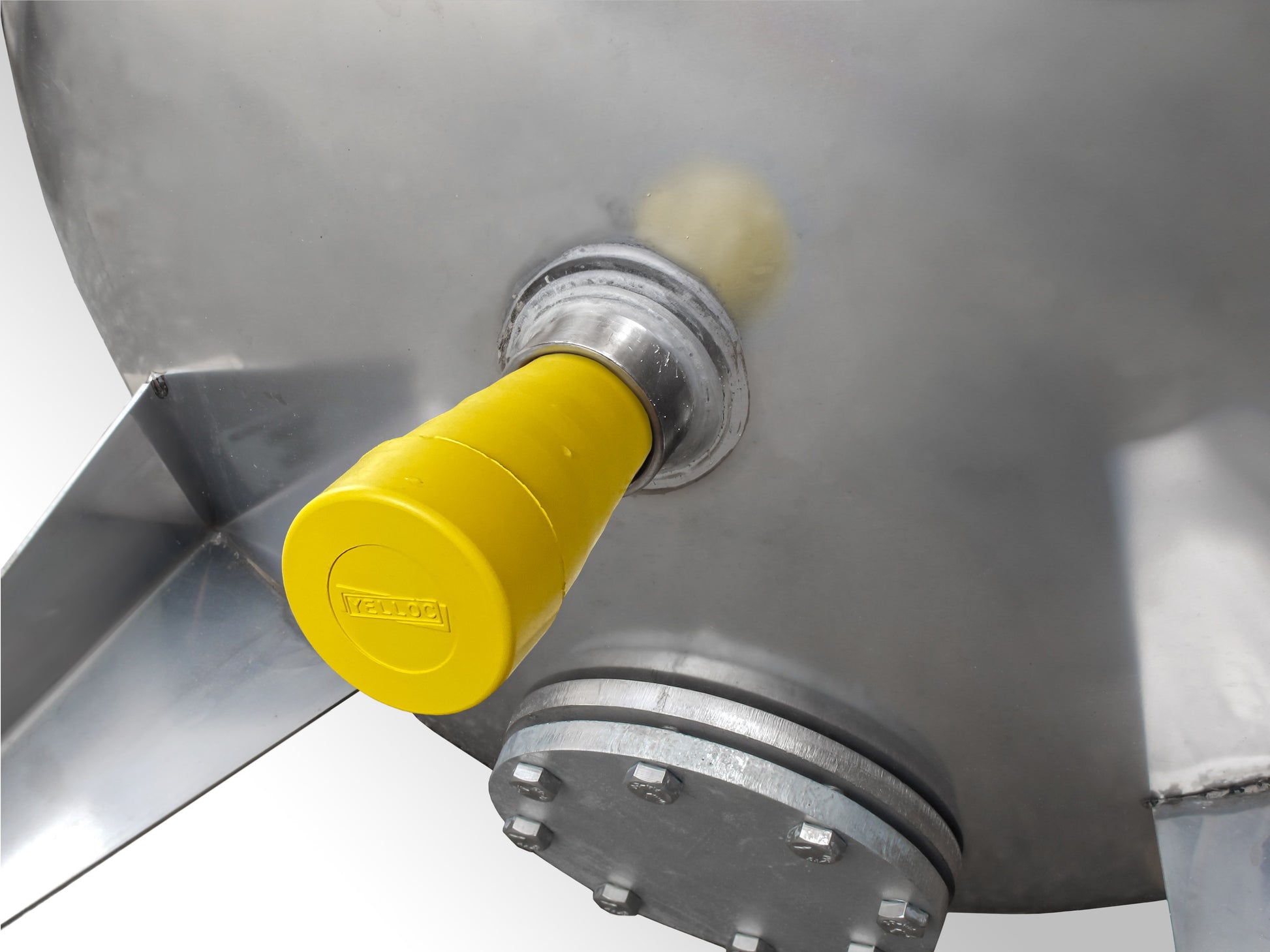 Large water tank maintenance: Heavy-duty XL plug preventing water discharge.