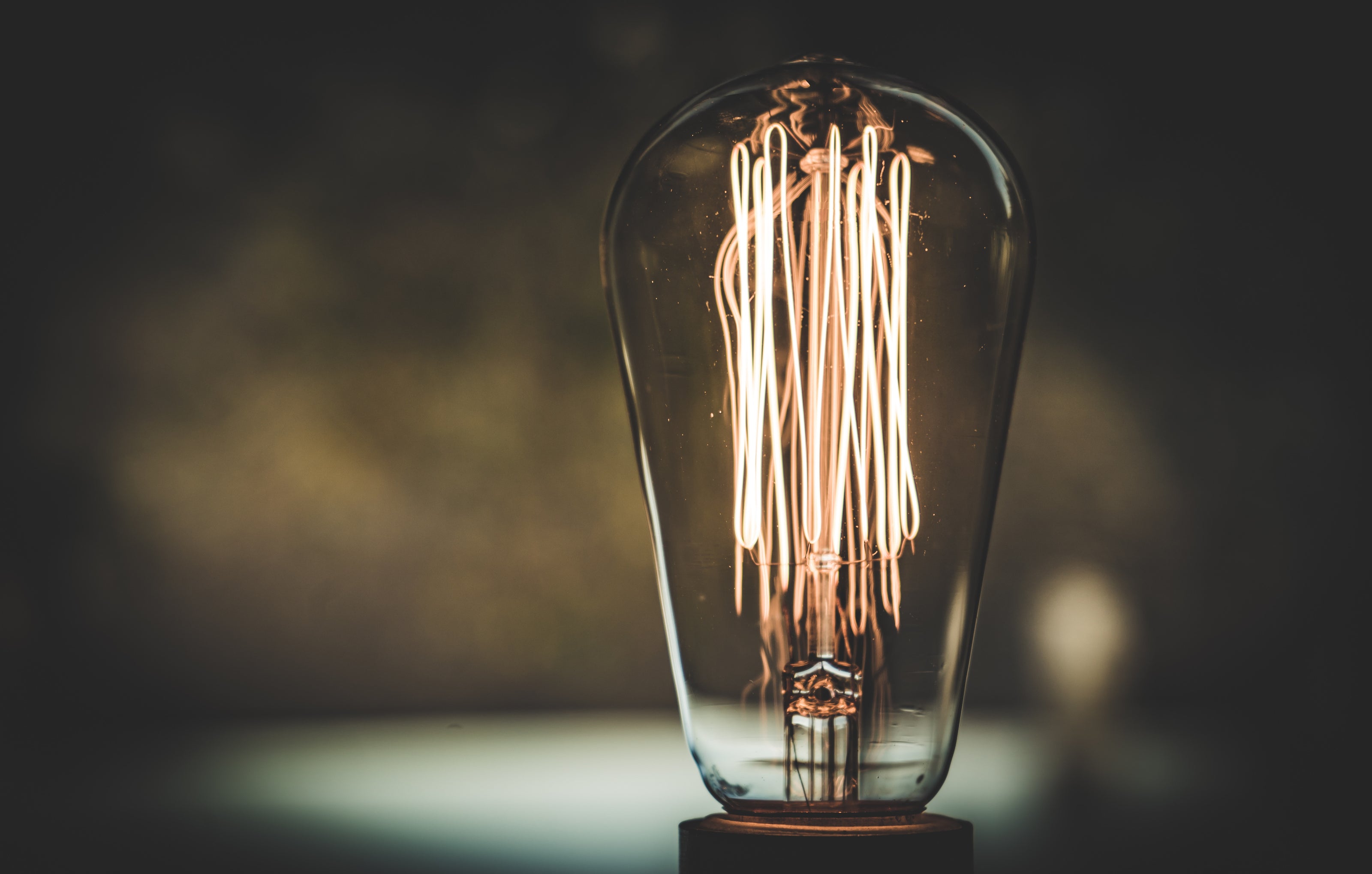 En glödande Edison-lampa som symboliserar Yellocs innovativa och legendariska lösningar.